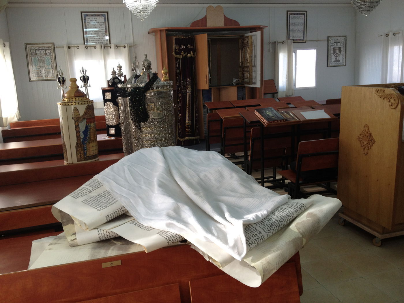 הלם בתל ציון: בית הכנסת נפרץ, ספרי התורה חוללו