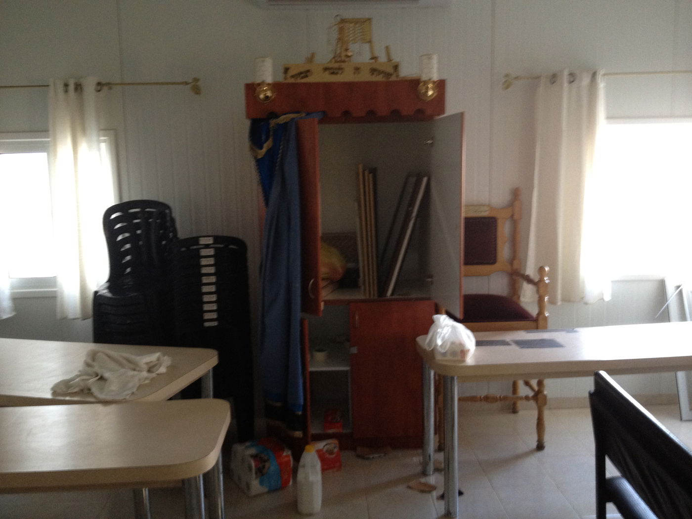 הלם בתל ציון: בית הכנסת נפרץ, ספרי התורה חוללו