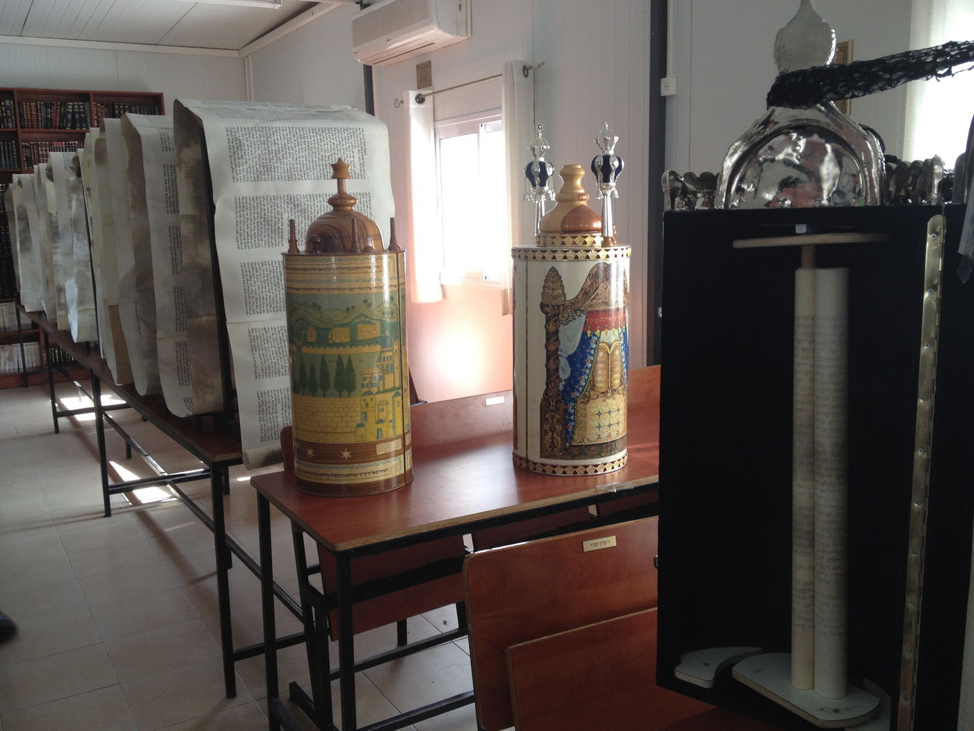 הלם בתל ציון: בית הכנסת נפרץ, ספרי התורה חוללו