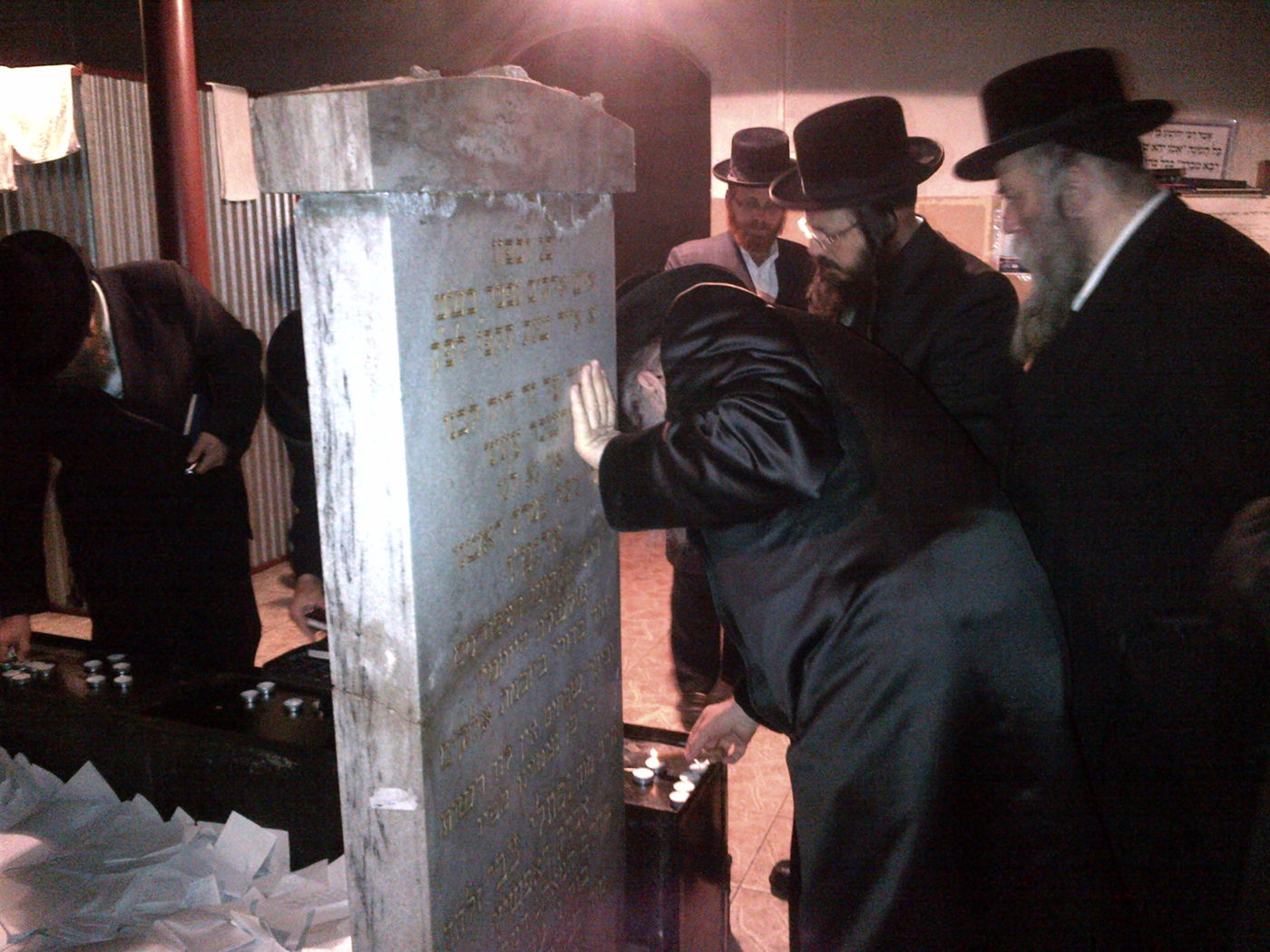 האדמו"ר מנדבורנה במסע תפילות בקברי צדיקים בפולין ובאוקראינה