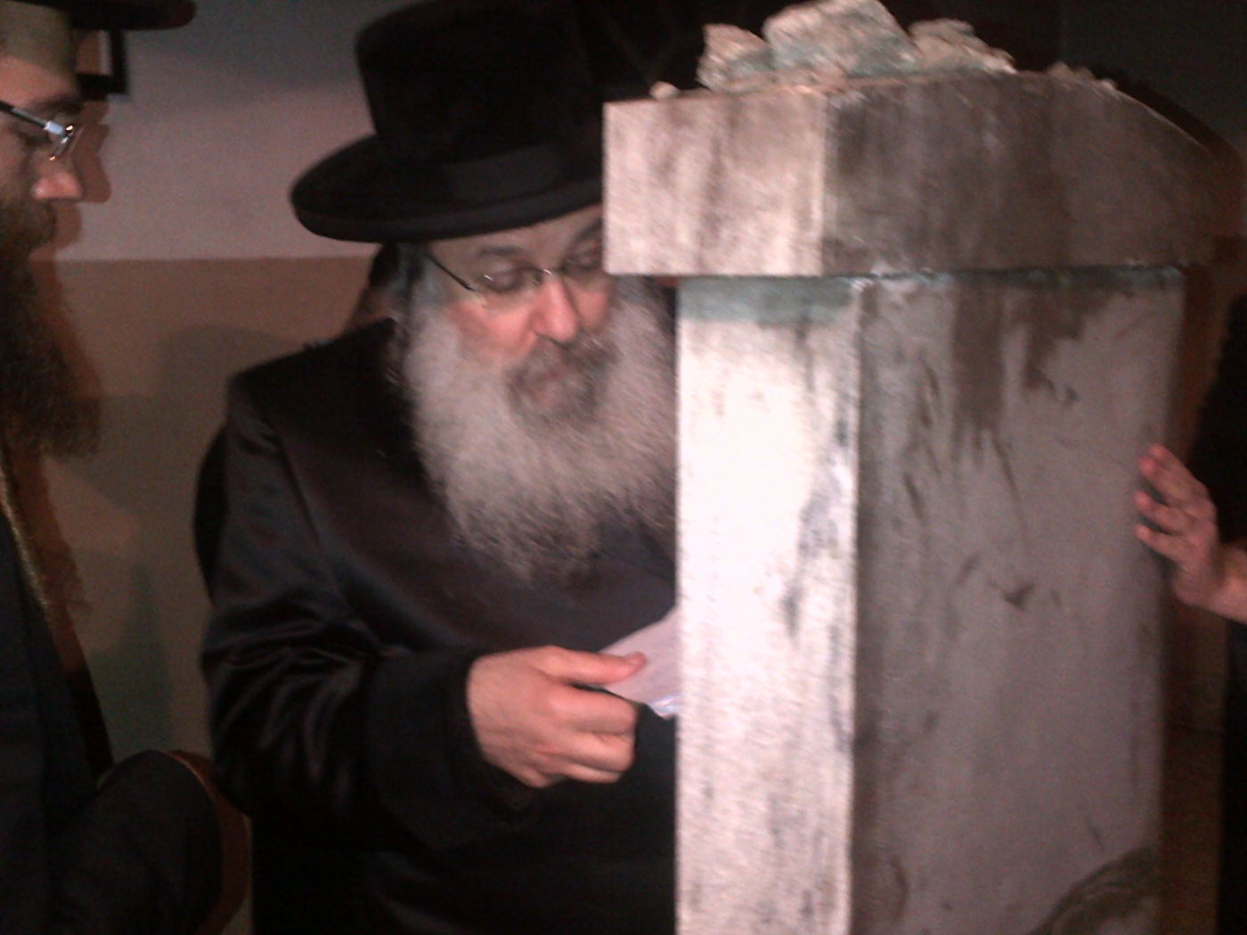 האדמו"ר מנדבורנה במסע תפילות בקברי צדיקים בפולין ובאוקראינה