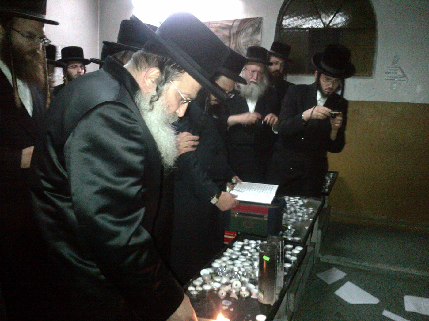 האדמו"ר מנדבורנה במסע תפילות בקברי צדיקים בפולין ובאוקראינה