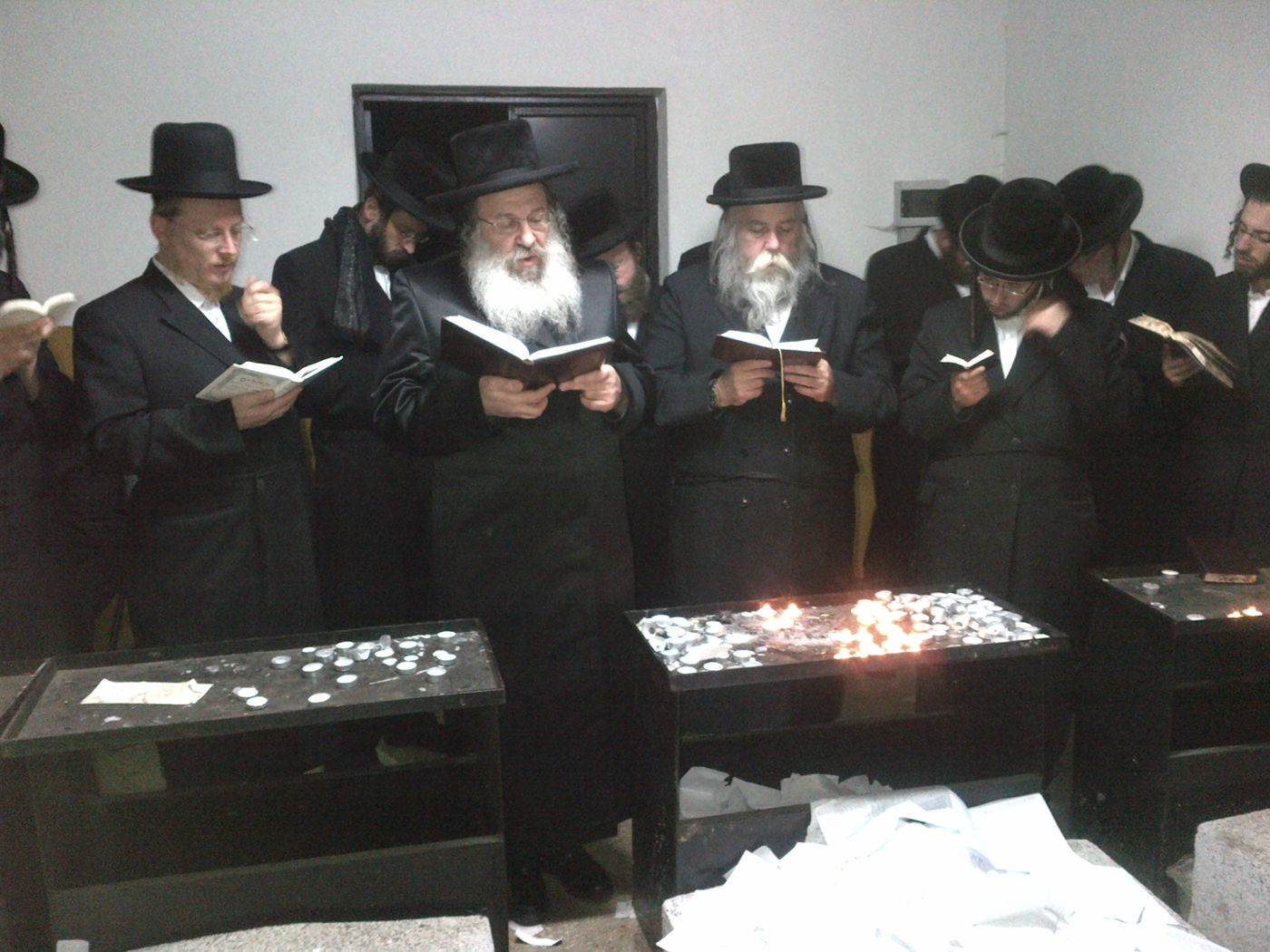 האדמו"ר מנדבורנה במסע תפילות בקברי צדיקים בפולין ובאוקראינה