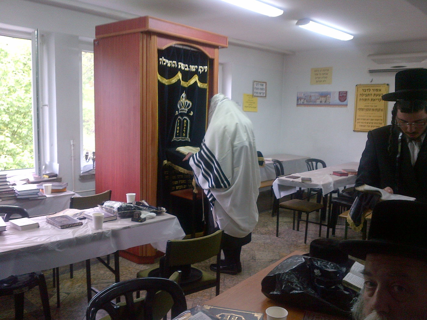 האדמו"ר מנדבורנה במסע תפילות בקברי צדיקים בפולין ובאוקראינה