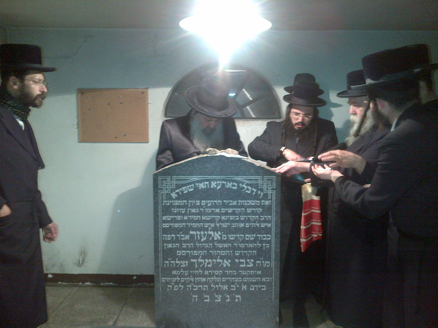 האדמו"ר מנדבורנה במסע תפילות בקברי צדיקים בפולין ובאוקראינה