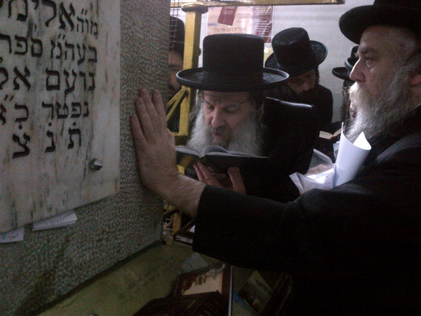 האדמו"ר מנדבורנה במסע תפילות בקברי צדיקים בפולין ובאוקראינה