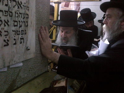 האדמו"ר מנדבורנה במסע תפילות בקברי צדיקים בפולין ובאוקראינה