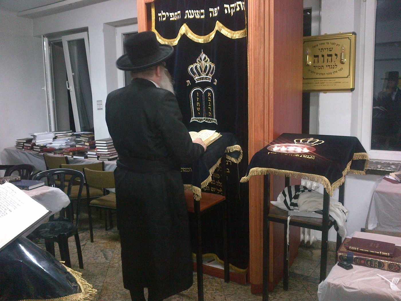 האדמו"ר מנדבורנה במסע תפילות בקברי צדיקים בפולין ובאוקראינה