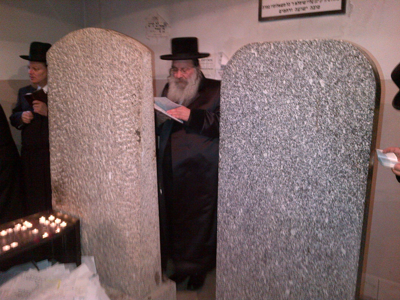 האדמו"ר מנדבורנה במסע תפילות בקברי צדיקים בפולין ובאוקראינה