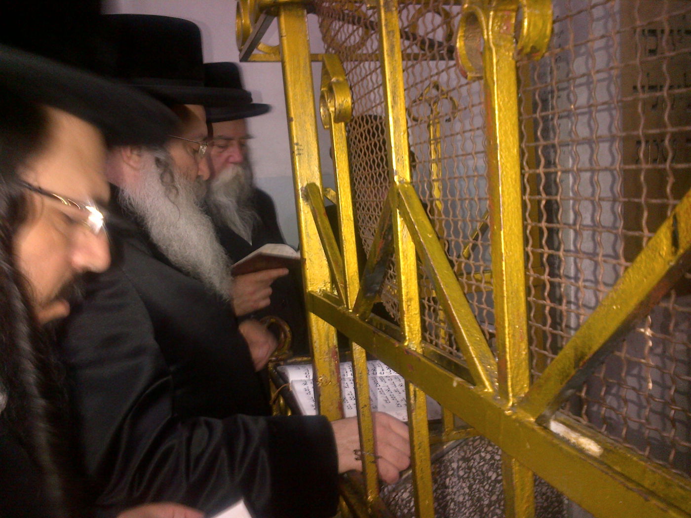 האדמו"ר מנדבורנה במסע תפילות בקברי צדיקים בפולין ובאוקראינה