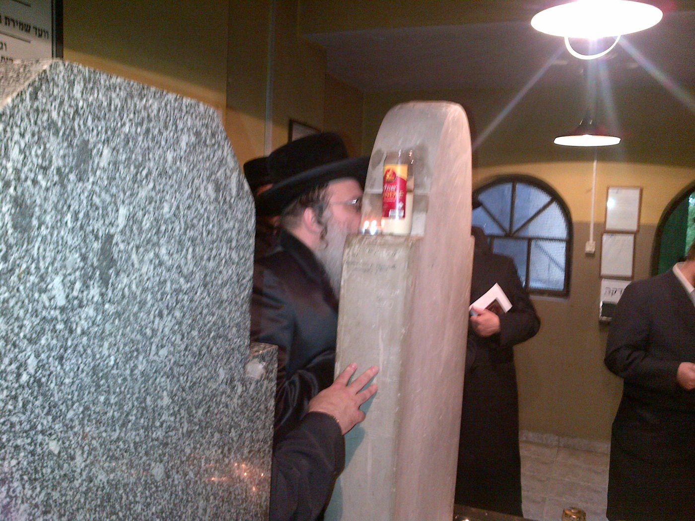 האדמו"ר מנדבורנה במסע תפילות בקברי צדיקים בפולין ובאוקראינה