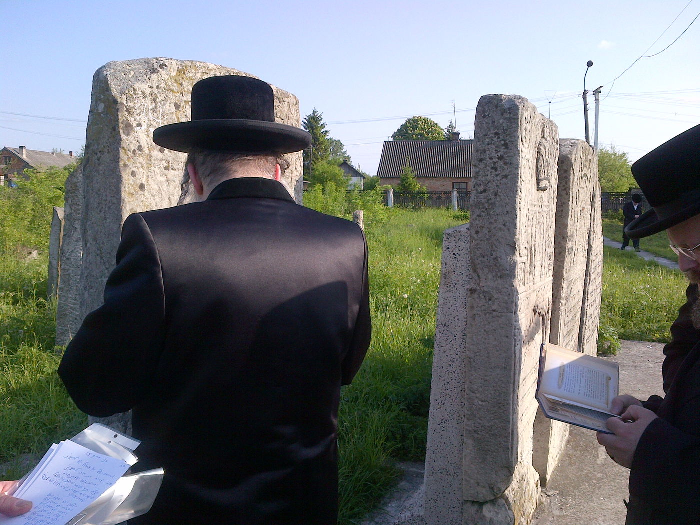 האדמו"ר מנדבורנה במסע תפילות בקברי צדיקים בפולין ובאוקראינה