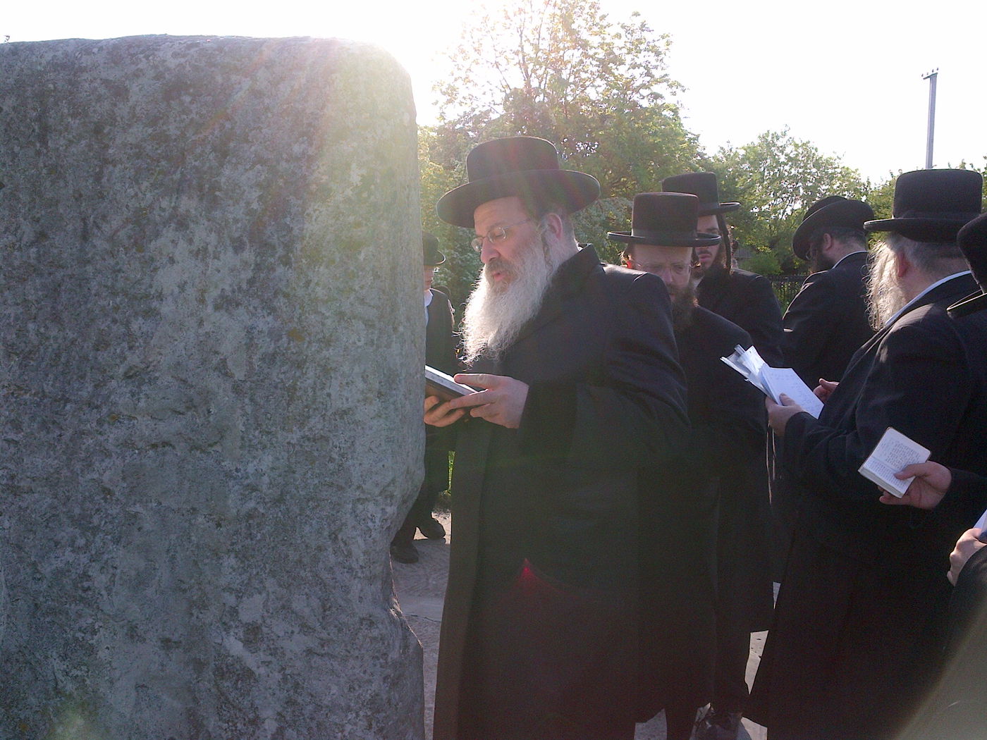 האדמו"ר מנדבורנה במסע תפילות בקברי צדיקים בפולין ובאוקראינה