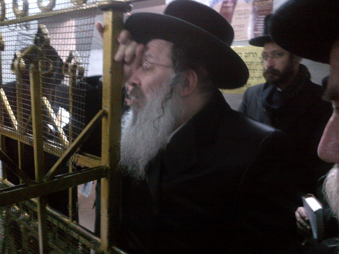 האדמו"ר מנדבורנה במסע תפילות בקברי צדיקים בפולין ובאוקראינה