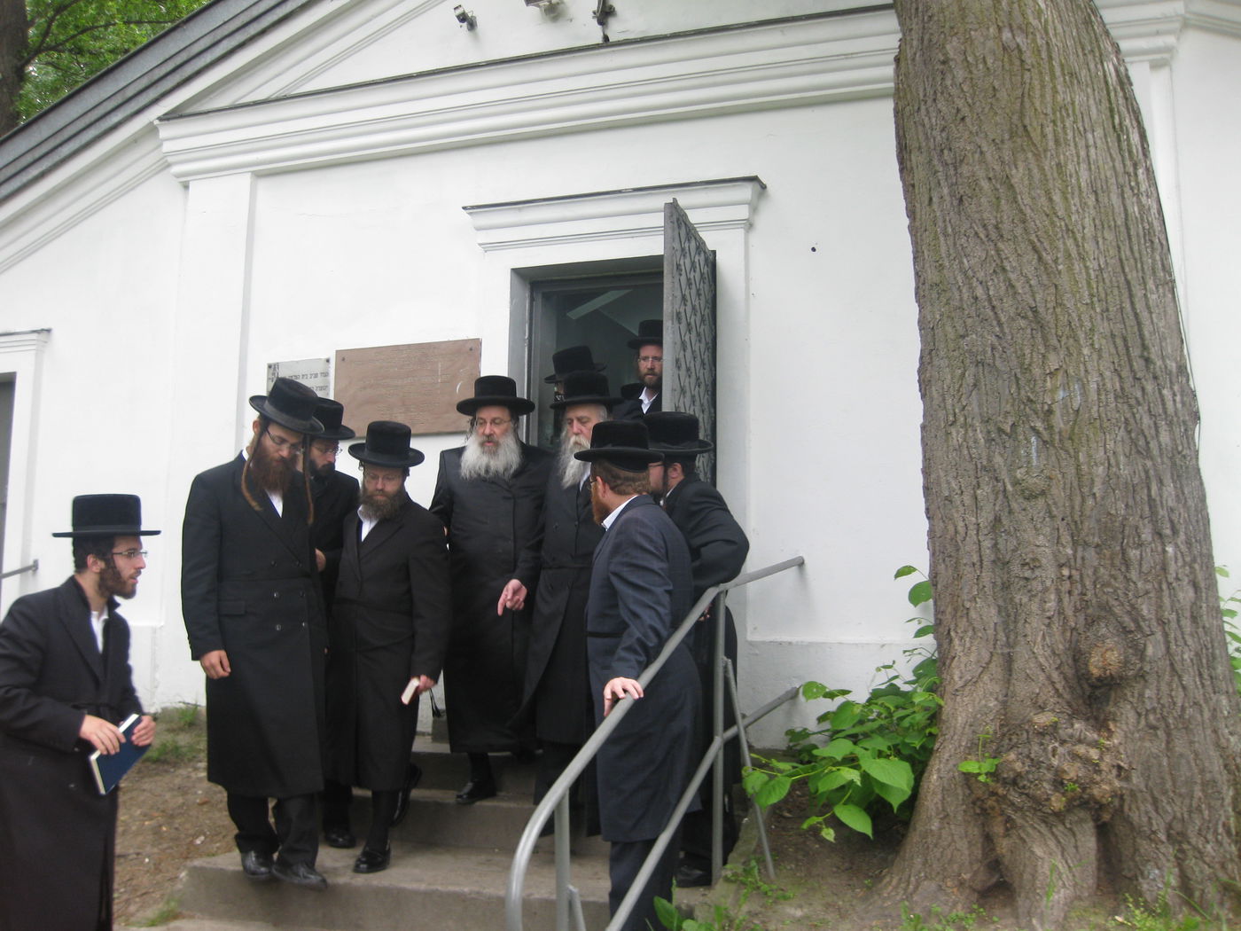 האדמו"ר מנדבורנה במסע תפילות בקברי צדיקים בפולין ובאוקראינה