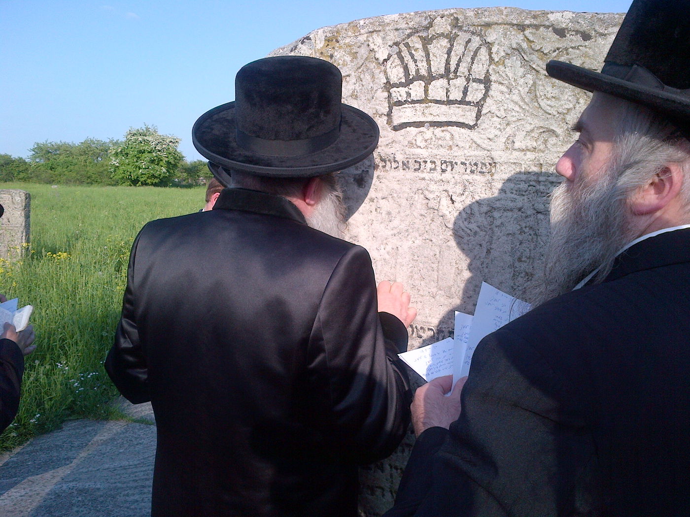 האדמו"ר מנדבורנה במסע תפילות בקברי צדיקים בפולין ובאוקראינה