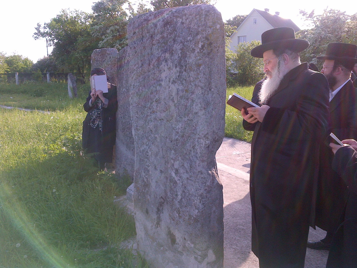 האדמו"ר מנדבורנה במסע תפילות בקברי צדיקים בפולין ובאוקראינה