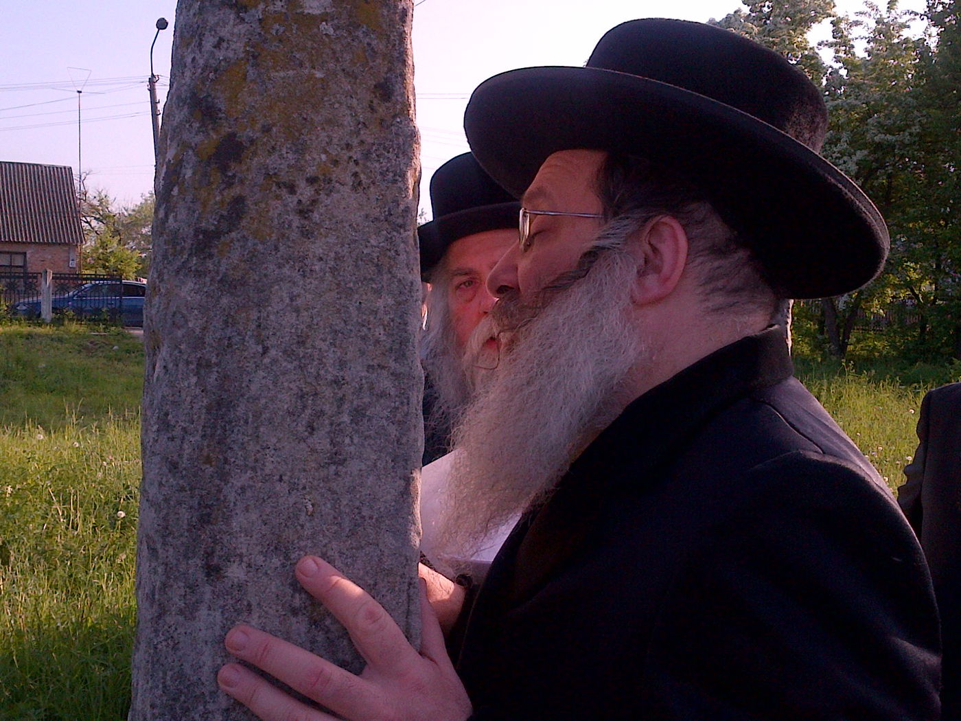 האדמו"ר מנדבורנה במסע תפילות בקברי צדיקים בפולין ובאוקראינה