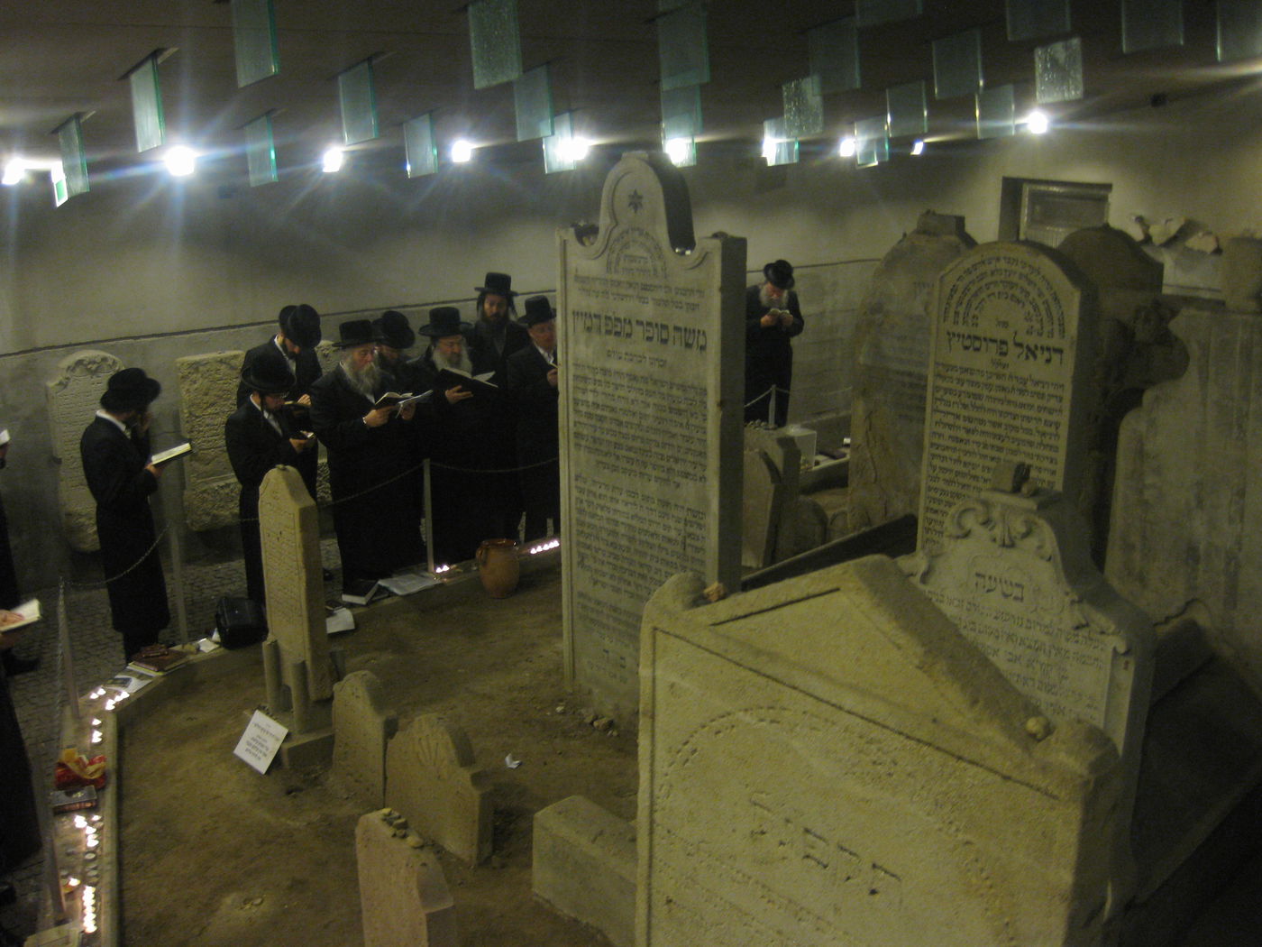 האדמו"ר מנדבורנה במסע תפילות בקברי צדיקים בפולין ובאוקראינה