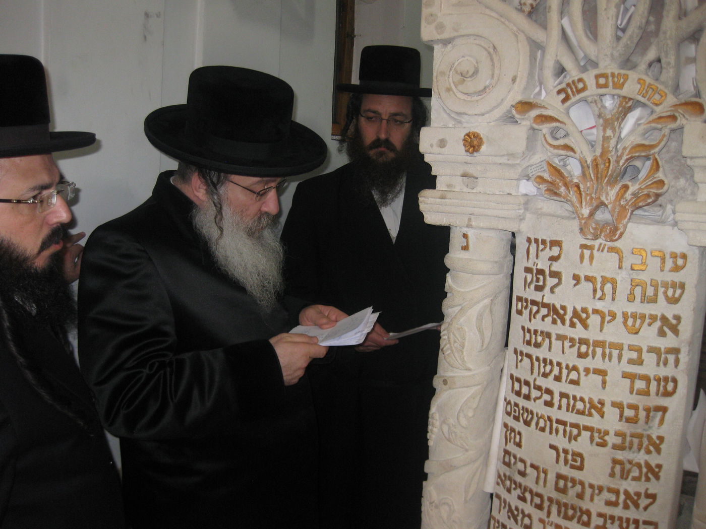 האדמו"ר מנדבורנה במסע תפילות בקברי צדיקים בפולין ובאוקראינה