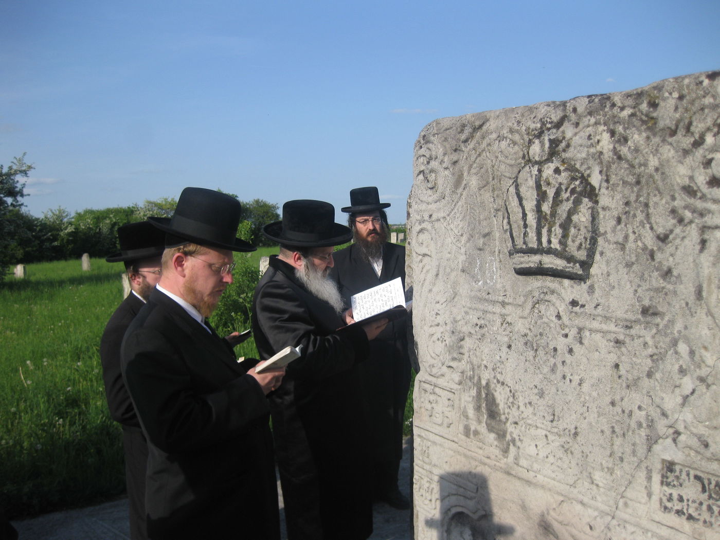 האדמו"ר מנדבורנה במסע תפילות בקברי צדיקים בפולין ובאוקראינה