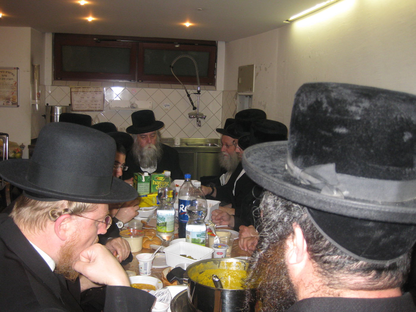 האדמו"ר מנדבורנה במסע תפילות בקברי צדיקים בפולין ובאוקראינה