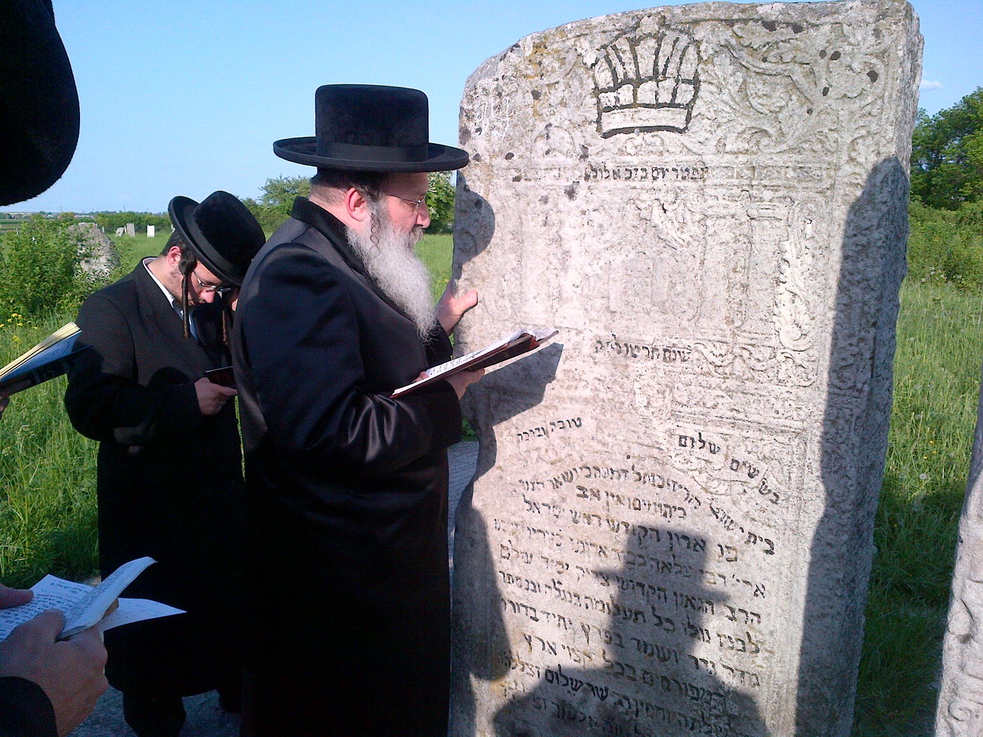 האדמו"ר מנדבורנה במסע תפילות בקברי צדיקים בפולין ובאוקראינה