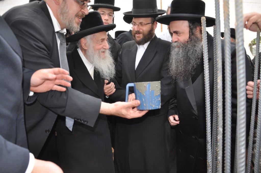 עמודי התווך של בני-ברק הניחו אבן פינה למקווה טהרה בעיר