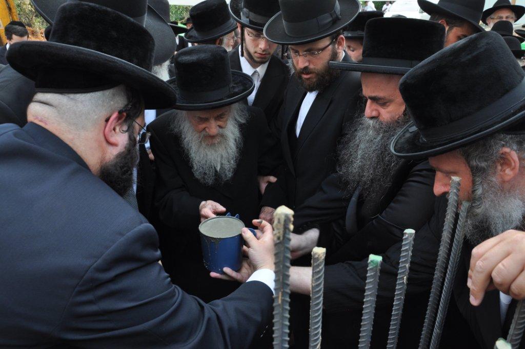 עמודי התווך של בני-ברק הניחו אבן פינה למקווה טהרה בעיר