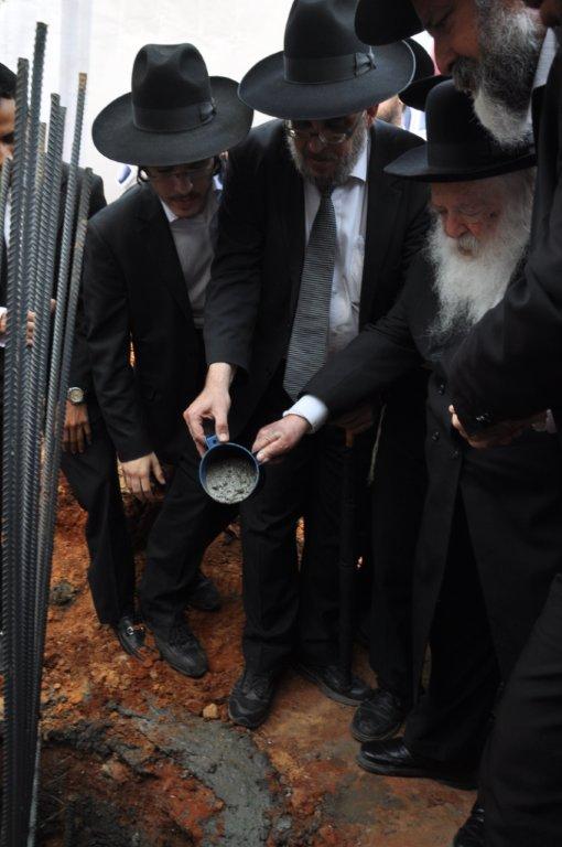 עמודי התווך של בני-ברק הניחו אבן פינה למקווה טהרה בעיר