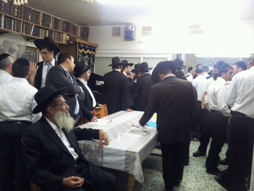 דרכו האחרונה של הרב יוסף זליכה > אלפים במסע הלוויה