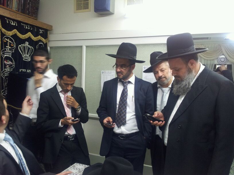 דרכו האחרונה של הרב יוסף זליכה > אלפים במסע הלוויה