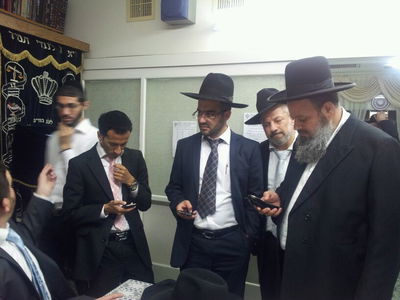 דרכו האחרונה של הרב יוסף זליכה > אלפים במסע הלוויה