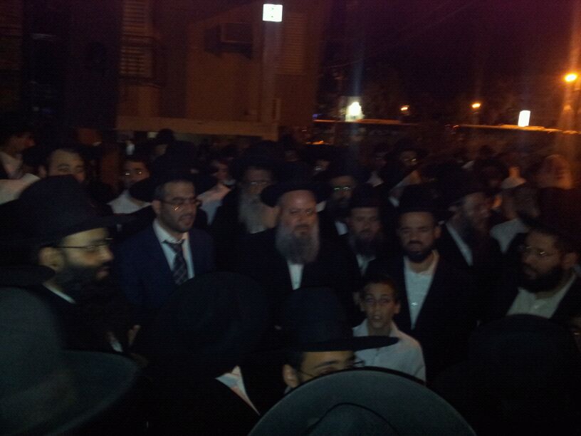 דרכו האחרונה של הרב יוסף זליכה > אלפים במסע הלוויה