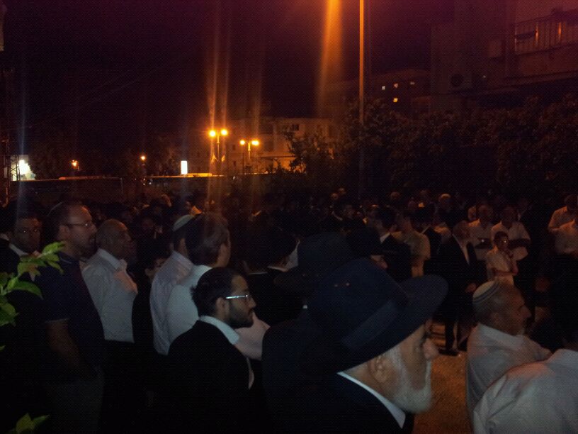 דרכו האחרונה של הרב יוסף זליכה > אלפים במסע הלוויה