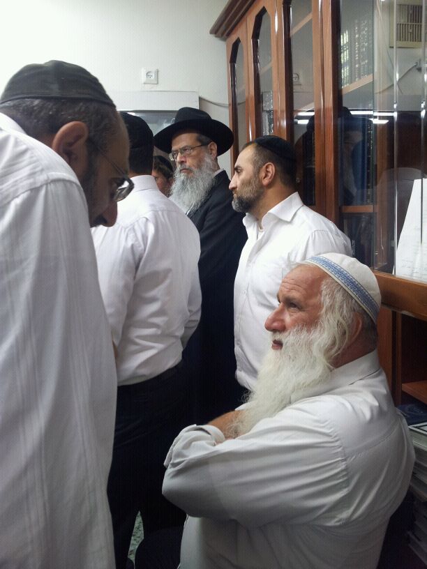 דרכו האחרונה של הרב יוסף זליכה > אלפים במסע הלוויה