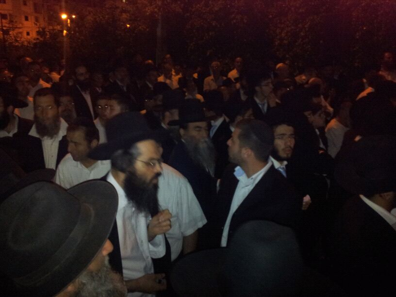 דרכו האחרונה של הרב יוסף זליכה > אלפים במסע הלוויה