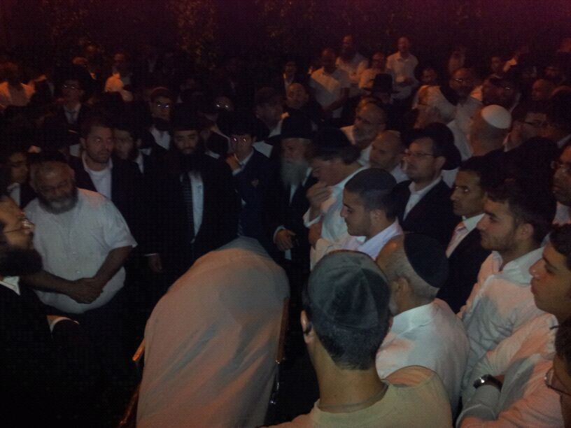 דרכו האחרונה של הרב יוסף זליכה > אלפים במסע הלוויה