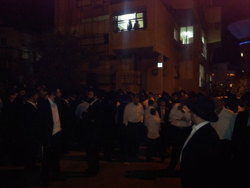 דרכו האחרונה של הרב יוסף זליכה > אלפים במסע הלוויה