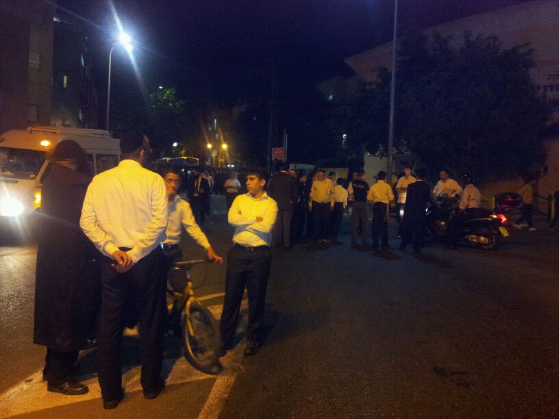 דרכו האחרונה של הרב יוסף זליכה > אלפים במסע הלוויה