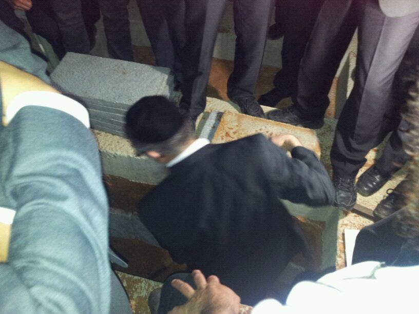 דרכו האחרונה של הרב יוסף זליכה > אלפים במסע הלוויה