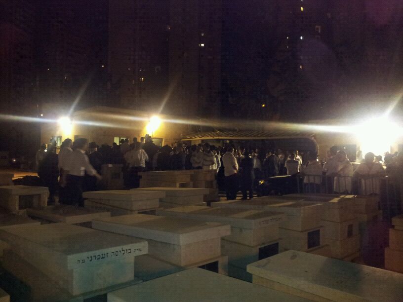 דרכו האחרונה של הרב יוסף זליכה > אלפים במסע הלוויה