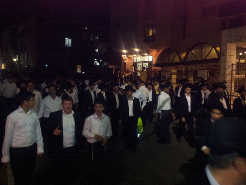 דרכו האחרונה של הרב יוסף זליכה > אלפים במסע הלוויה