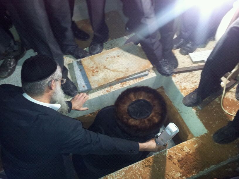 דרכו האחרונה של הרב יוסף זליכה > אלפים במסע הלוויה