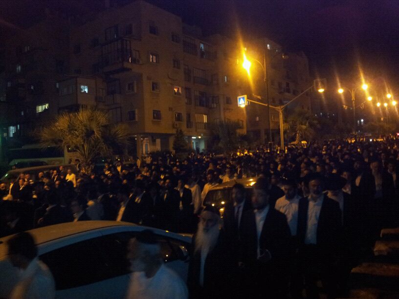 דרכו האחרונה של הרב יוסף זליכה > אלפים במסע הלוויה