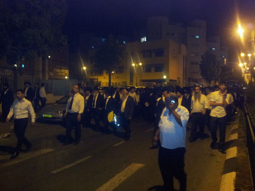 דרכו האחרונה של הרב יוסף זליכה > אלפים במסע הלוויה