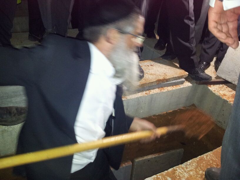 דרכו האחרונה של הרב יוסף זליכה > אלפים במסע הלוויה