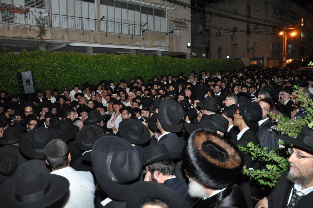 מסע אחרון: תושבי בני ברק ליוו למנוחות את הרב זליכה זצ"ל