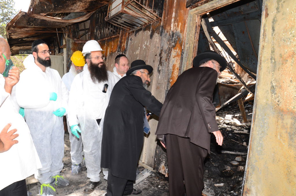 שבעה ספרי תורה נשרפו; הגווילים נאספו בידי מתנדבים