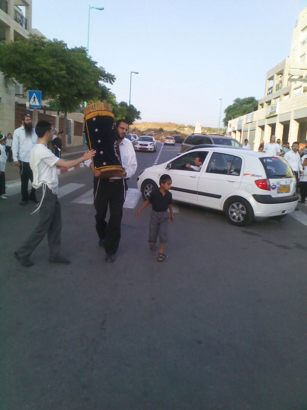 אלעד: בית הכנסת עלה באש, ספרי התורה חולצו בנס